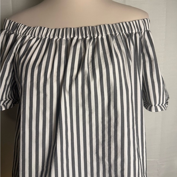 Vince Camuto White and Blue Off-Shoulder Blouse with Flutter Sleeves - Picture 4 of 8